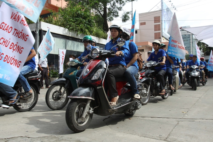 Thi ảnh “Thanh niên với văn hóa giao thông 2013”