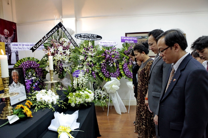 Phó Thủ tướng, Bộ trưởng Ngoại giao Phạm Bình Minh viếng ông Mandela ảnh 1