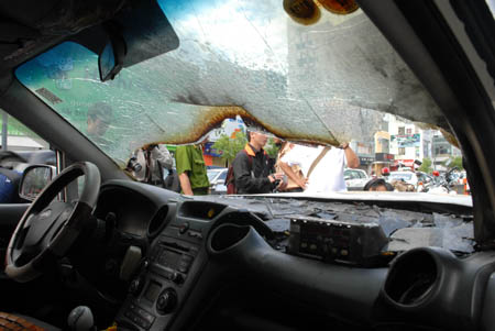 Cháy xe taxi, lái xe nhanh tay cứu khách ảnh 3
