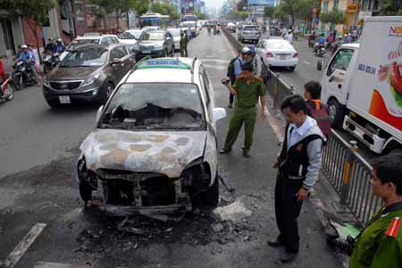 Cháy xe taxi, lái xe nhanh tay cứu khách ảnh 1