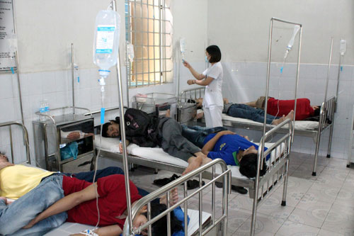 Gần 200 công nhân nhập viện nghi do ngộ độc thực phẩm ảnh 1