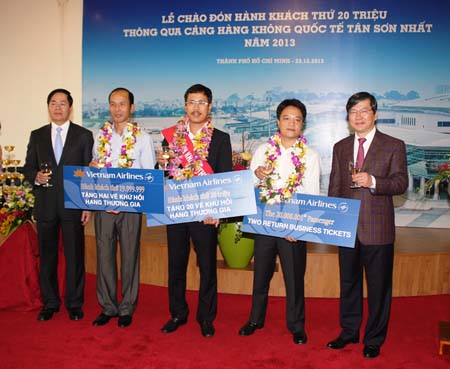 Sân bay Tân Sơn Nhất đón lượt khách thứ 20 triệu trong năm 2013 ảnh 1