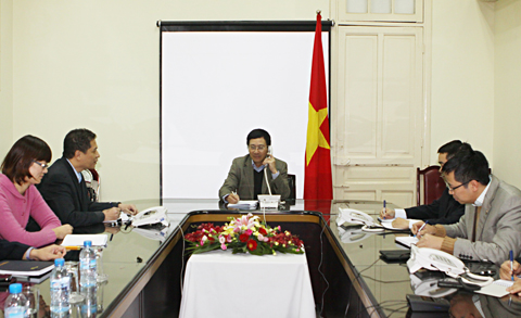 Phó Thủ tướng Phạm Bình Minh và Ngoại trưởng Trung Quốc điện đàm chúc năm mới ảnh 1