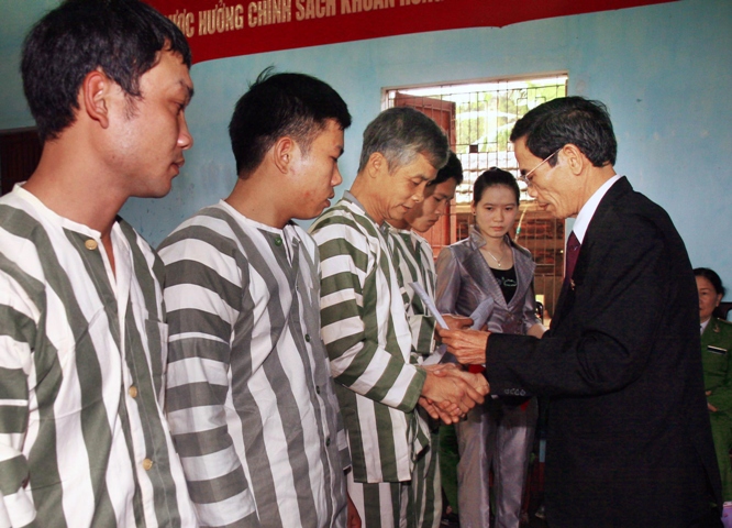 Hà Nội: Giảm án, tha tù cho 230 phạm nhân ảnh 1