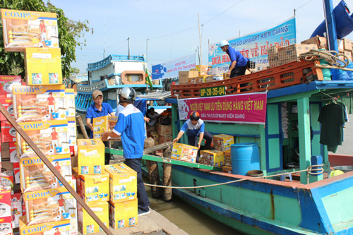 Hàng bình ổn giá ra đảo xa ảnh 1