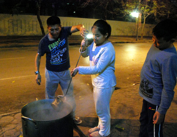Hạnh phúc quây quần bên nồi bánh chưng Tết ảnh 5