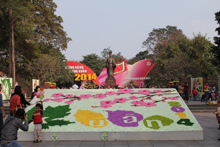 Hà Nội rộn ràng bước vào năm mới Giáp Ngọ 2014 ảnh 1