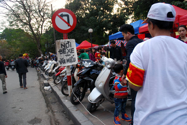 Nhộn nhạo giá trông xe ngày Tết ảnh 1