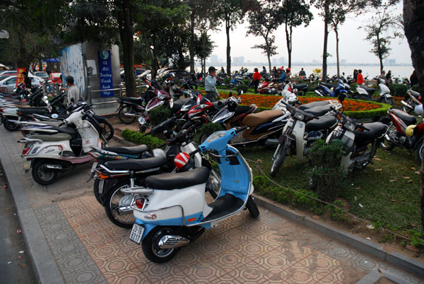 Nhộn nhạo giá trông xe ngày Tết ảnh 3