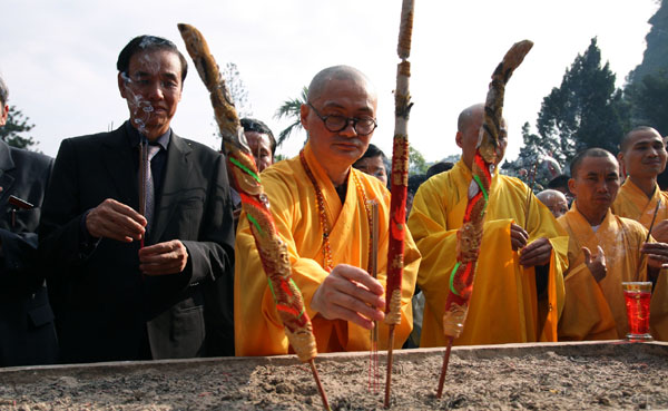 Hàng vạn người nô nức khai hội Chùa Hương ảnh 3