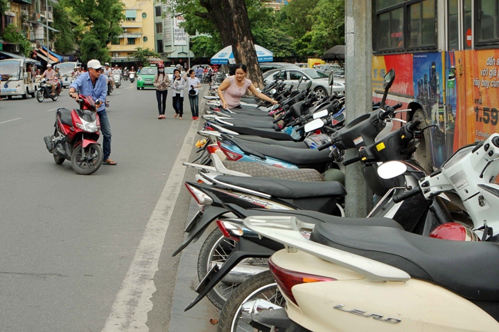 Các điểm trông xe tự phát đua nhau 'chém giá' ảnh 1