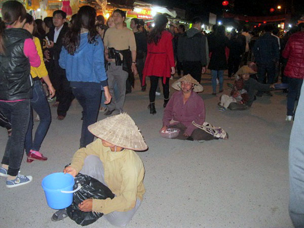 Tấp nập 'bán rủi, mua may' ở chợ Viềng ảnh 7