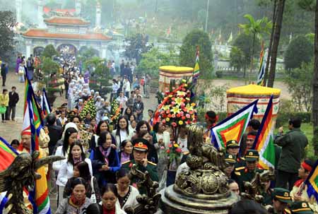 Tưng bừng lễ hội đền Huyền Trân ảnh 1