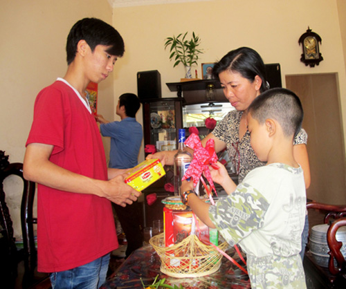 Quà Tết muộn gửi khơi xa ảnh 1