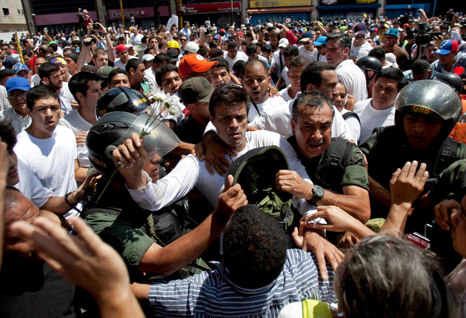 Thủ đô Venezuela tê liệt sau vụ thủ lĩnh đối lập bị bắt ảnh 2