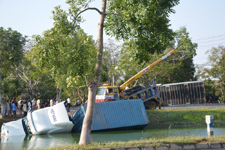 Xe container lao xuống ao ảnh 2