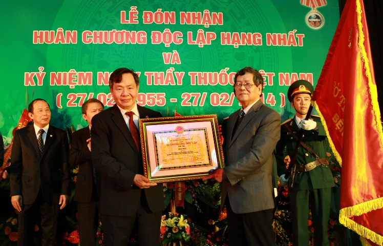Bệnh viện E đón Huân chương Độc lập hạng Nhất ảnh 1