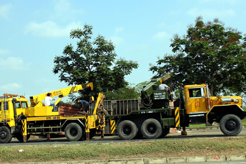 Nổ bánh xe, hai container gạo văng xuống đường ảnh 1
