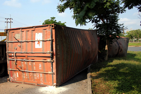 Nổ bánh xe, hai container gạo văng xuống đường ảnh 2