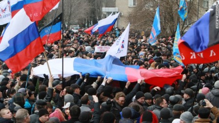  Hàng trăm tay súng bao vây căn cứ bộ binh Ukraine ở Crưm ảnh 1