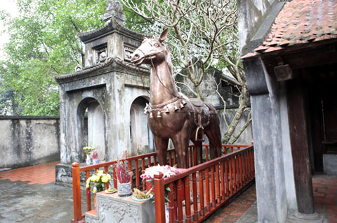Hà Nội kiên quyết đưa hiện vật 'lạ' ra khỏi đền Phù Đổng ảnh 1