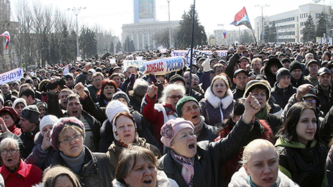 10.000 người ủng hộ Nga biểu tình tại Donetsk ảnh 1