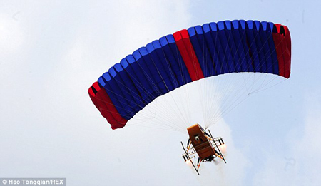 Trung Quốc dùng 'máy bay lai dù lượn' xử lý khói bụi ảnh 1