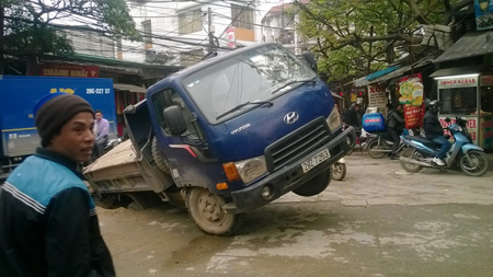 Hà Nội: Hố tử thần 'nuốt' ô tô ảnh 1