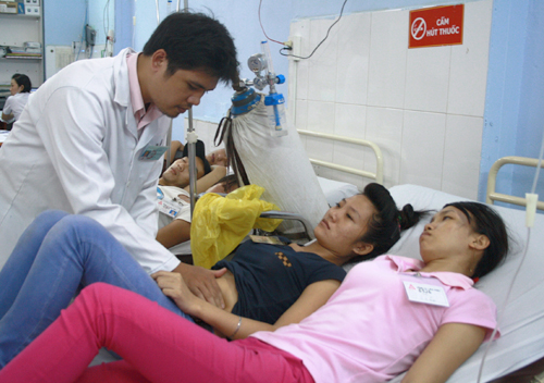 Hàng chục công nhân nhập viện nghi ngộ độc thức ăn ảnh 1