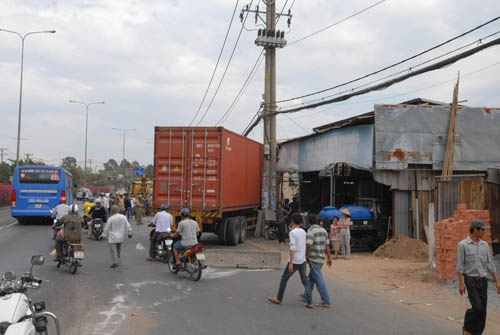 Container tông sập 3 căn nhà, 9 người thoát chết trong gang tấc ảnh 2