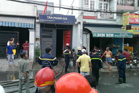 Giải cứu cụ bà khỏi đám cháy công ty may ảnh 1