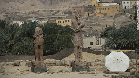 Ai Cập công bố hai tượng pharaoh khổng lồ ảnh 1