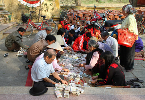 Cần thống nhất mô hình quản lý tiền công đức ảnh 1
