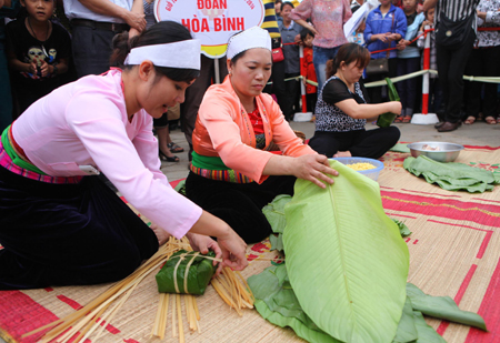 Thi gói bánh chưng, giã bánh giầy dâng các Vua Hùng ảnh 1