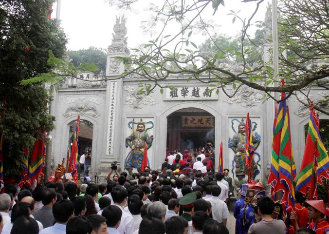 Người, xe ùn ùn đổ về Lễ hội Đền Hùng ảnh 1