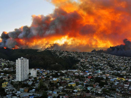 Chile: Hỏa hoạn thiêu rụi 500 ngôi nhà, ngàn người sơ tán ảnh 1
