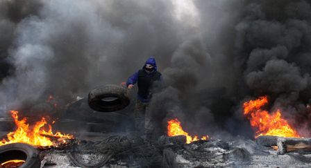 Biểu tình biến thành đổ máu ở miền Đông Ukraine ảnh 2