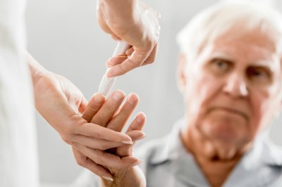 Xét nghiệm máu ngăn chặn bệnh Alzheimer ảnh 1