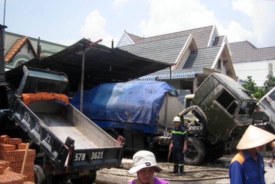 Xe bồn cháy ngùn ngụt trước Tổng kho xăng dầu Nhà Bè ảnh 1