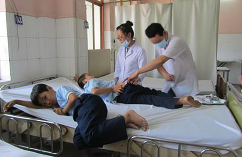 Gần 100 học sinh nghi ngộ độc thực phẩm xuất viện ảnh 1