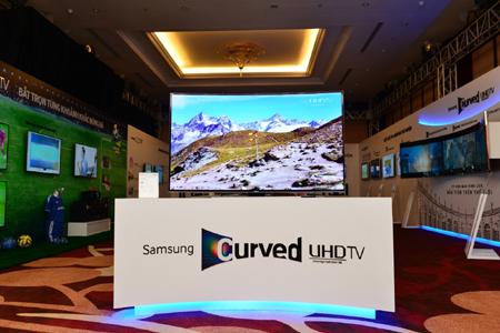 Trải nghiệm điện ảnh trên TV màn hình cong của Samsung