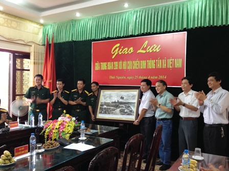 Cựu chiến binh TTXVN giao lưu với Sư đoàn 312 anh hùng ảnh 4