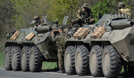 Trạm kiểm soát gần kho vũ khí ngoại ô miền đông Ukraine bị tấn công ảnh 1