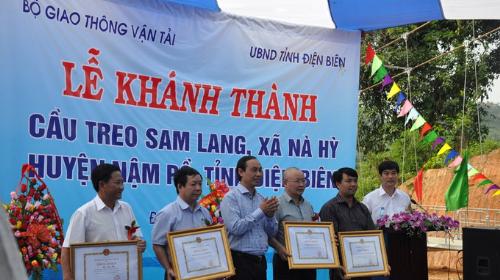 Khánh thành cầu treo Sam Lang, nơi học sinh 'chui túi nilon qua suối' ảnh 1