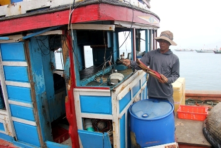Tàu Trung Quốc lại đâm tàu cá Việt Nam ảnh 1