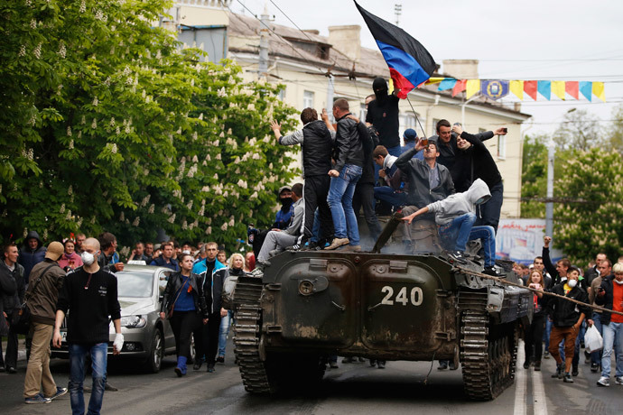 Dân thường Mariupol tay không chặn xe bọc thép Ukraine ảnh 3