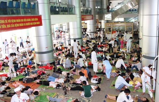 Gần 400 công nhân bị ngộ độc phải nhập viện ảnh 1