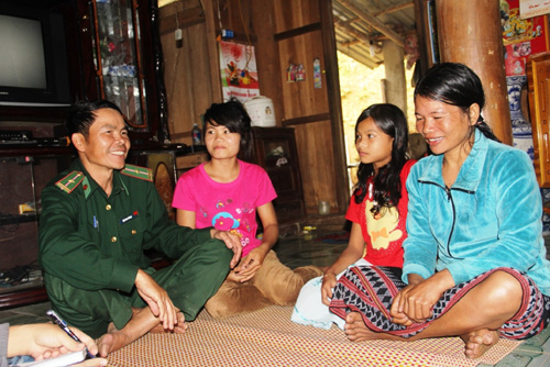 Chàng lính biên phòng làm bà mụ ảnh 1