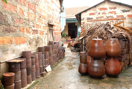 Nặng lòng với gốm Hương Canh ảnh 1