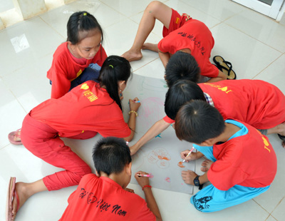 Trẻ em Việt kiều tại Campuchia đón Tết Thiếu nhi ảnh 2